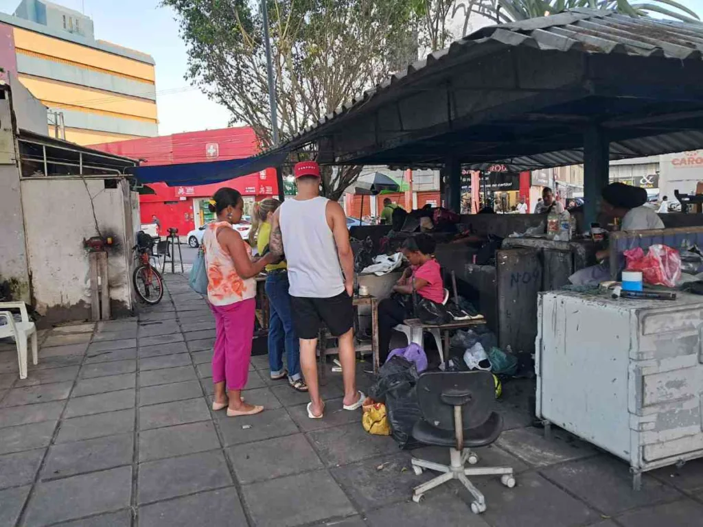Compra online aumenta a demanda por ajustes e consertos de botas em Feira de Santana