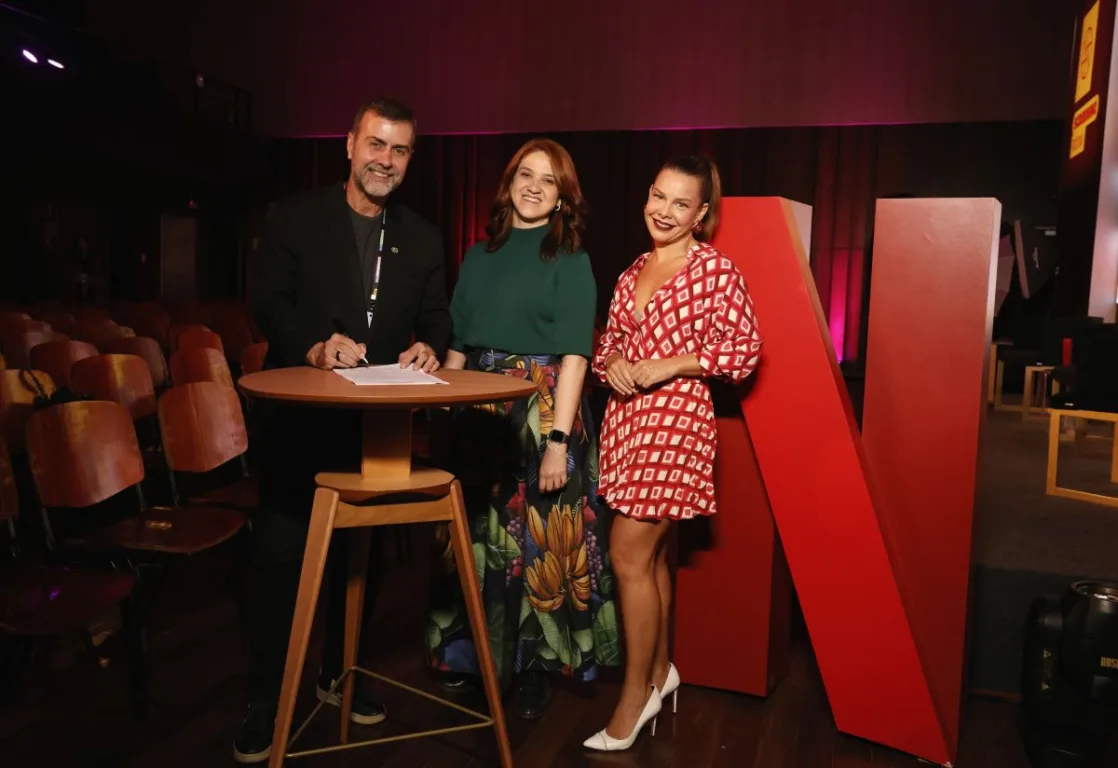 Marcelo Freixo, presidente da Embratur, Mariana Polidorio, Diretora de Políticas Públicas da Netflix e Fernanda Souza, atriz e apresentadora de Ilhados com a Sogra | Foto: Marcos Serra Lima/Netflix