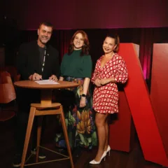 Marcelo Freixo, presidente da Embratur, Mariana Polidorio, Diretora de Políticas Públicas da Netflix e Fernanda Souza, atriz e apresentadora de Ilhados com a Sogra | Foto: Marcos Serra Lima/Netflix