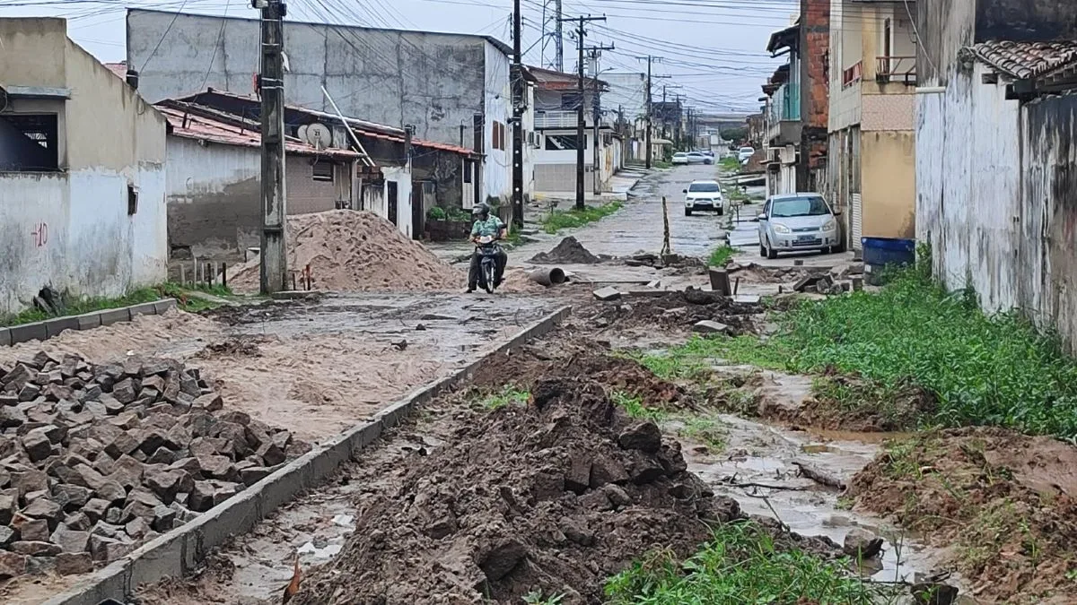 Obra parada na Rua Senegal, bairro Lagoa Grande, em Feira de Santana