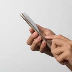 Receber uma notificação é um convite para checagem, mas o uso do celular em excesso pode causar problemas. — Foto: Freepik.