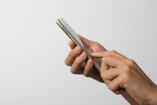 Receber uma notificação é um convite para checagem, mas o uso do celular em excesso pode causar problemas. — Foto: Freepik.