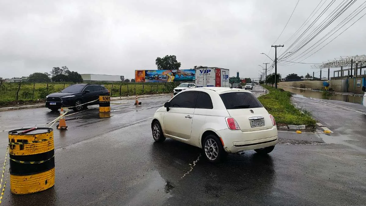Veículos ficam presos em vala aberta por obra e trecho de rua é interditada no bairro SIM