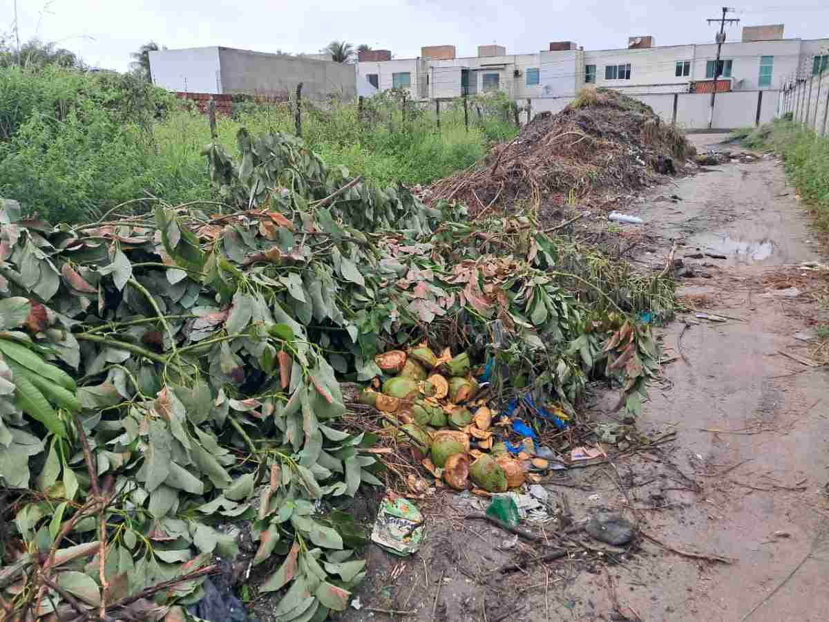 Moradores do Parque Centauro reclamam de rua interditada por entulho e lixo