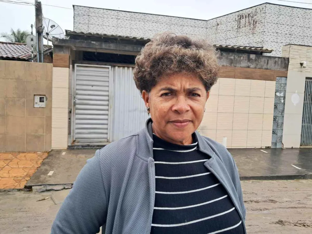 Moradores do Parque Centauro reclamam de rua interditada por entulho e lixo