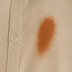 Como tirar manchas de maquiagem das roupas com produto que você já tem