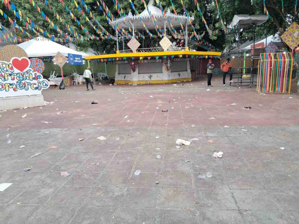 Banheiros químicos na praça Bernardino Bahia prejudica comerciantes de frutas e verduras