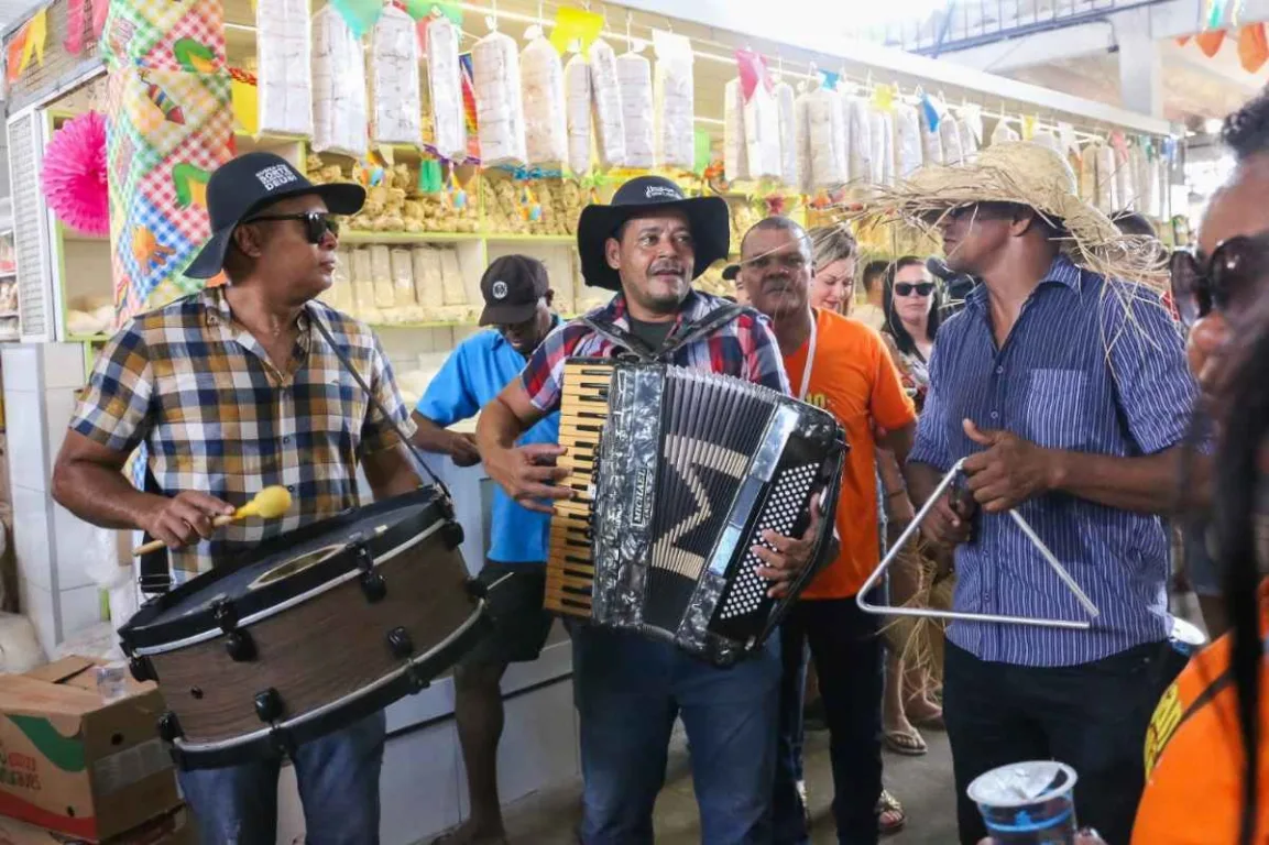 Forró na Feira anima visitantes e feirantes