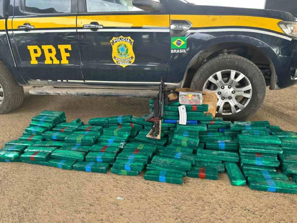 PRF apreende 132 kg de drogas e fuzil na BR-116