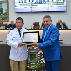 Responsável pela formação de novos policiais militares, major Wellington Boness recebe Título de Cidadão Feirense