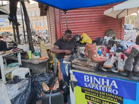 Compra online aumenta a demanda por ajustes e consertos de botas em Feira de Santana