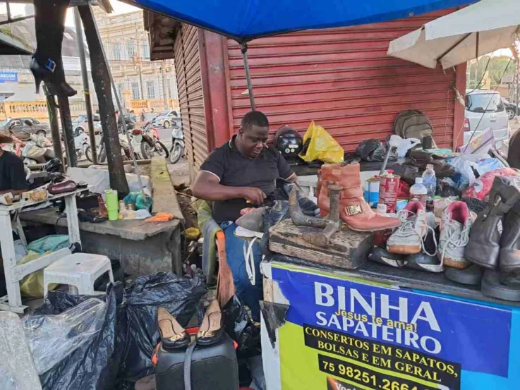 Compra online aumenta a demanda por ajustes e consertos de botas em Feira de Santana