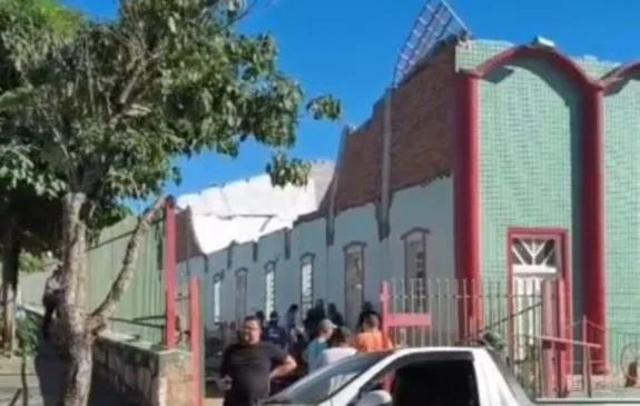 Bombeiros resgatam 14 vítimas após desabamento de igreja em Jequié