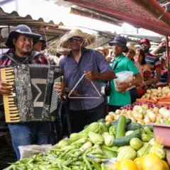 Forró na Feira anima visitantes e feirantes