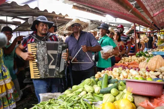 Forró na Feira anima visitantes e feirantes