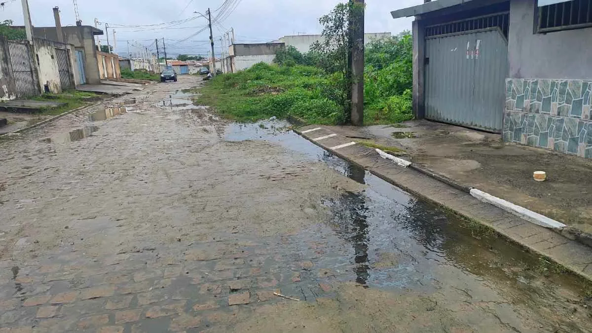 Moradores reclamam de esgoto a céu aberto em rua do bairro Conceição