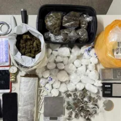 Polícia Militar prende homens por tráfico de drogas no bairro SIM