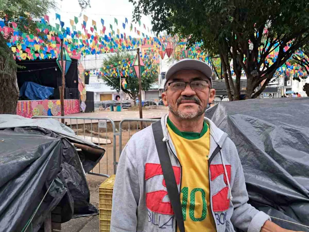Banheiros químicos na praça Bernardino Bahia prejudica comerciantes de frutas e verduras