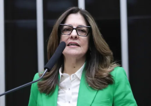Deputada Rogéria Santos cobra medidas legislativas urgentes após caso de abuso envolvendo professor da rede municipal