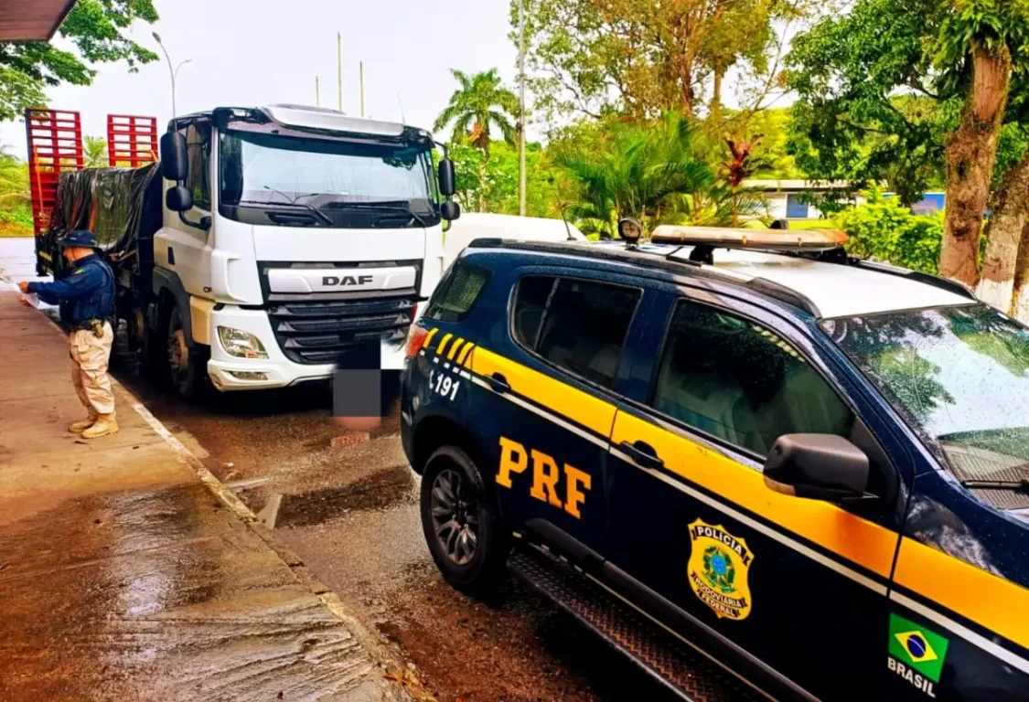 Polícia retém caminhão que transportava carga de cimento sem nota fiscal e com excesso de peso