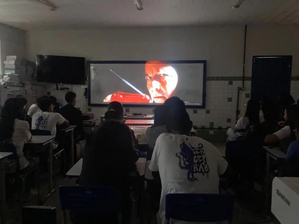 Projeto exibe filmes baianos gratuitamente em escola pública de Feira de Santana
