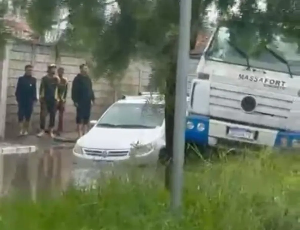 Veículos ficam presos em vala aberta por obra e trecho de rua é interditada no bairro SIM