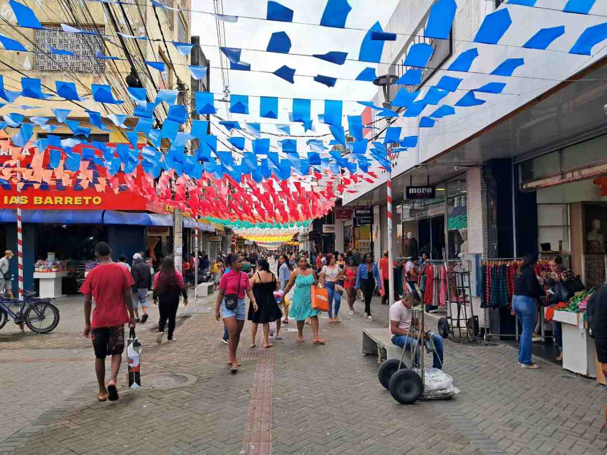 comércio tem movimento intenso nas ruas e nas lojas de calçados e confecções no são joão