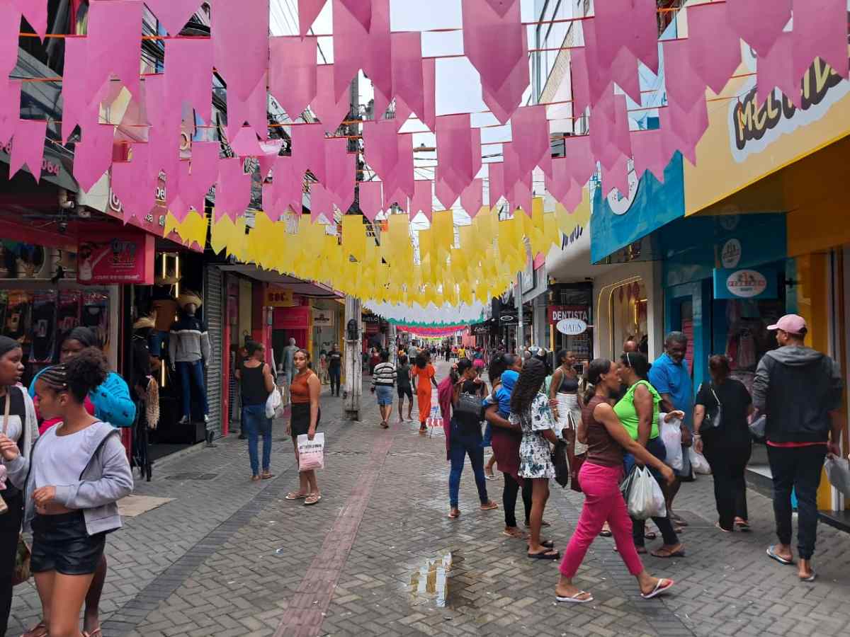 comércio tem movimento intenso nas ruas e nas lojas de calçados e confecções no são joão