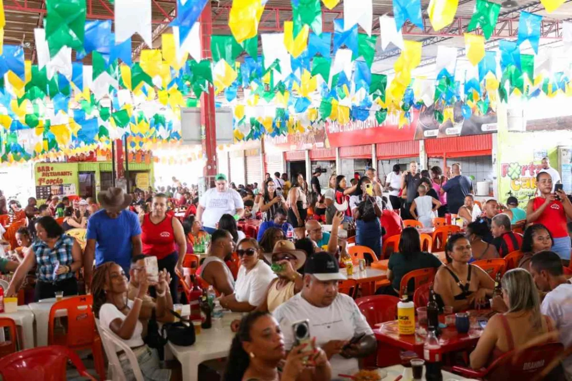 Forró na Feira anima visitantes e feirantes