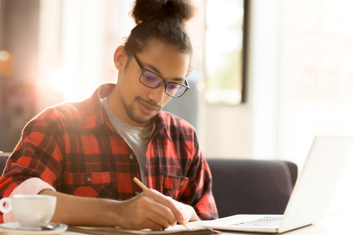 estudando, trabalhando, pesquisa sobre taxa de analfabetismo