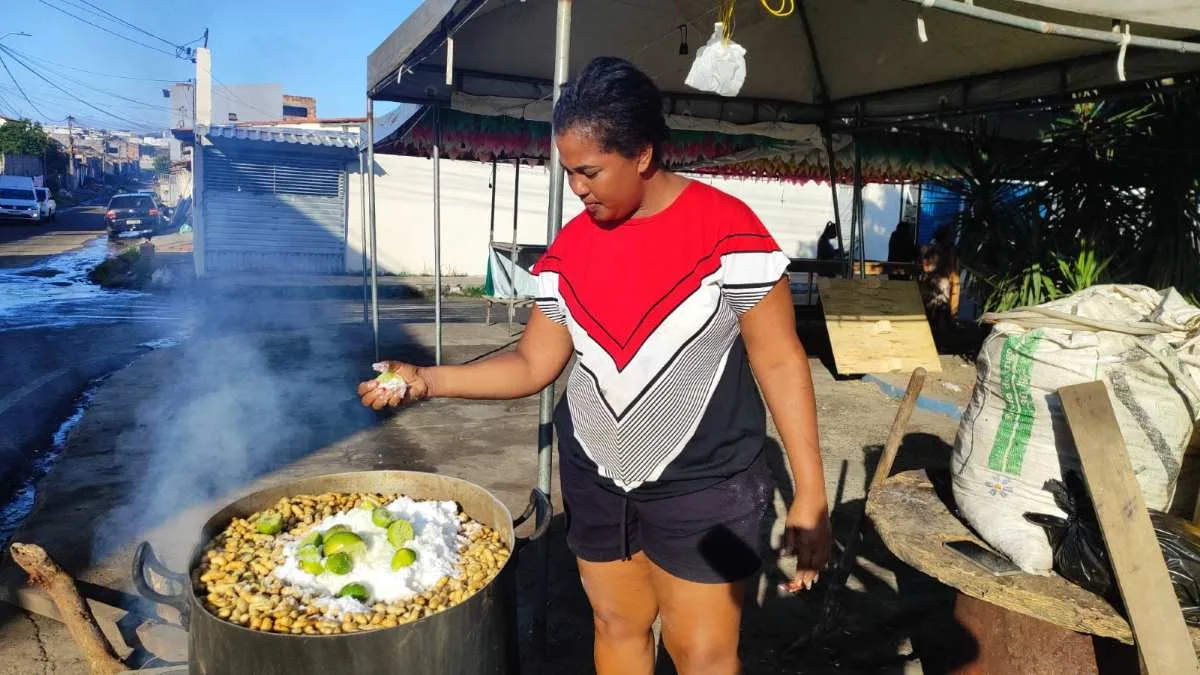 Ivonete dos Sanbtos (Nete Variedades), vendedora de amendoim no bairro Queimadinha