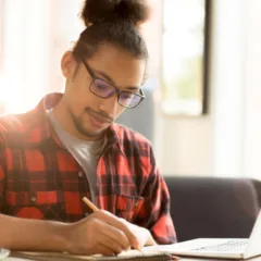 estudando, trabalhando, pesquisa sobre taxa de analfabetismo