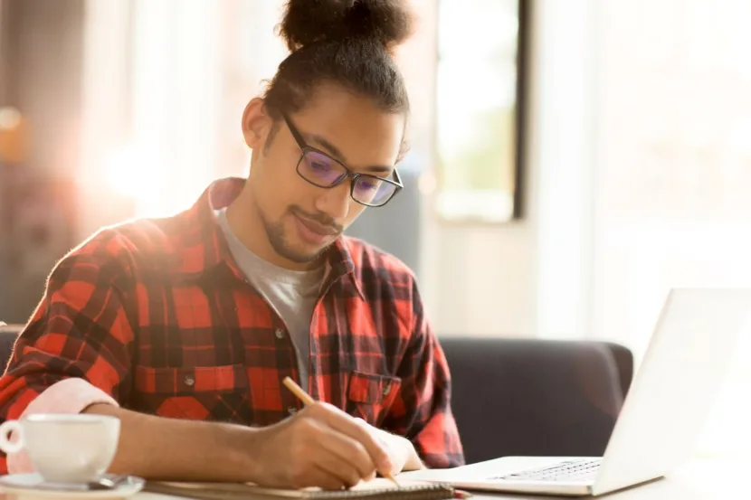 estudando, trabalhando, pesquisa sobre taxa de analfabetismo