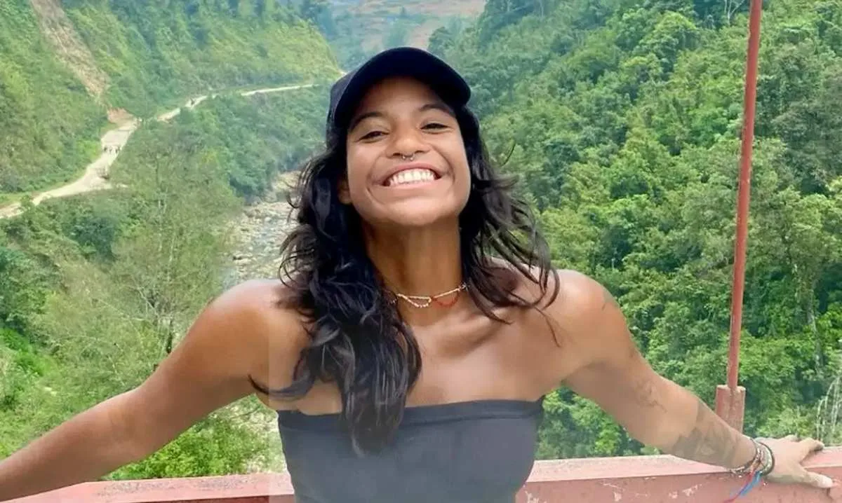 Brasileira que caiu em vulcão na Indonésia continua desaparecida