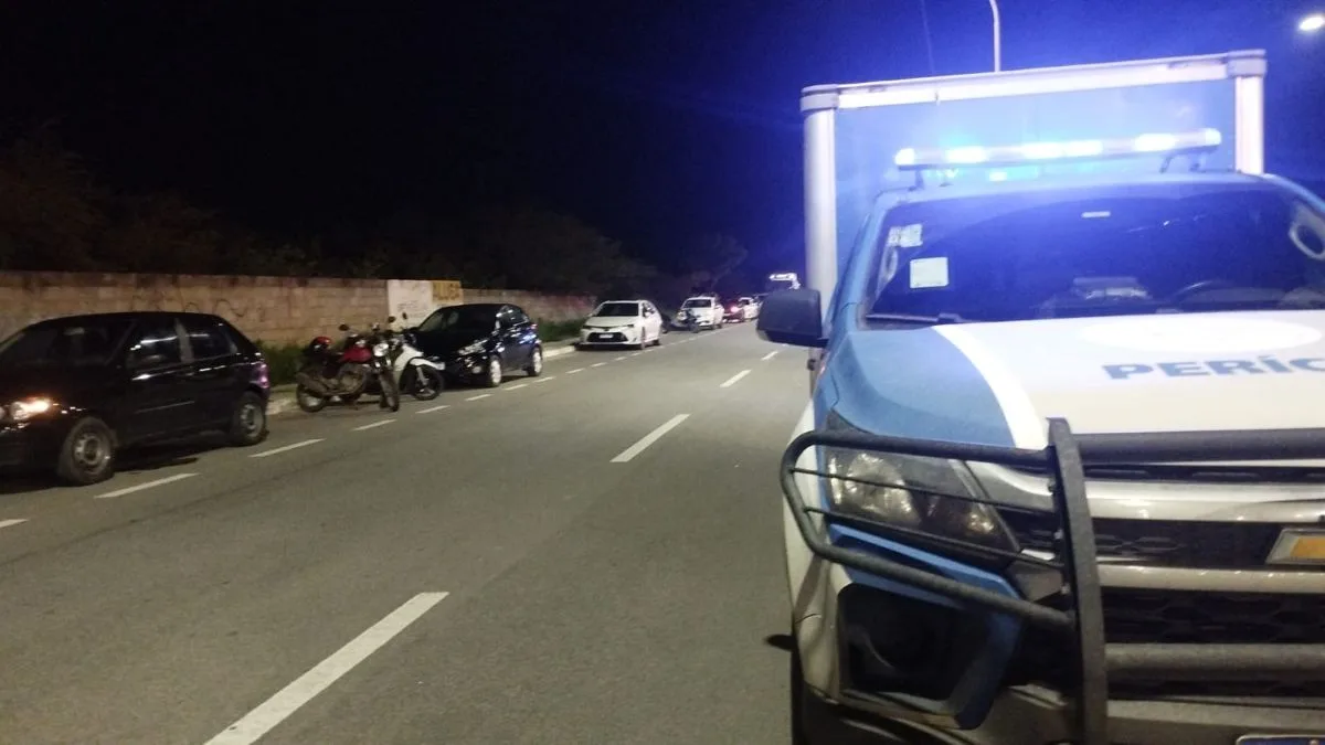 Jovem morre após colidir com poste na Avenida Fraga Maia, em Feira de Santana