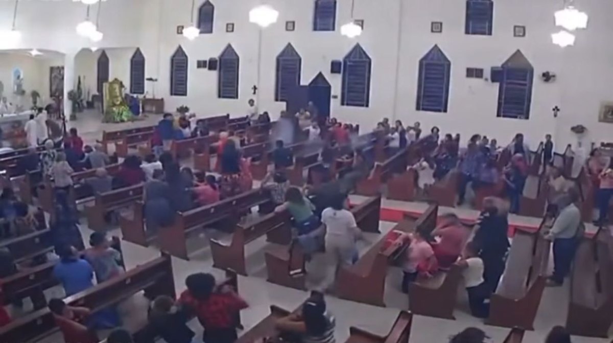 Rojão explode dentro de igreja e assusta fiéis durante missa em Itabela