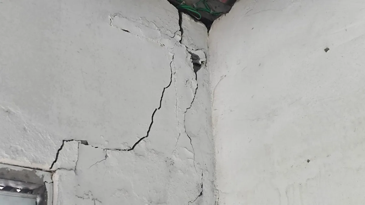 Moradores do bairro Tomba reclama de rachaduras causadas por córrego de esgoto