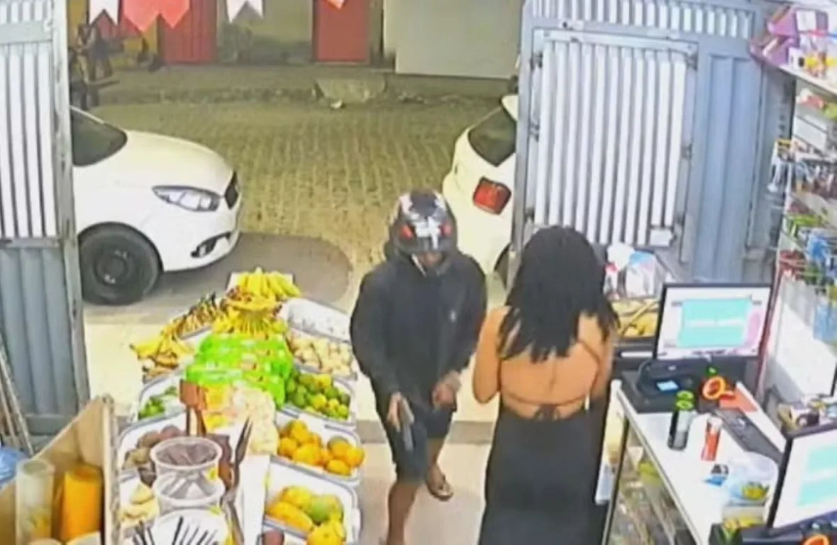 As imagens mostram que Anna Luiza se abaixou, olhou para o jovem e depois falou com alguma pessoa através de um celular. As imagens mostram que Anna Luiza se abaixou, olhou para o jovem e depois falou com alguma pessoa através de um celular.
