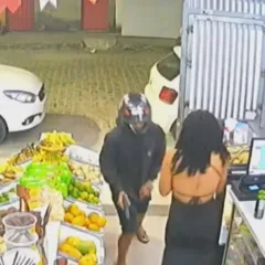 As imagens mostram que Anna Luiza se abaixou, olhou para o jovem e depois falou com alguma pessoa através de um celular.