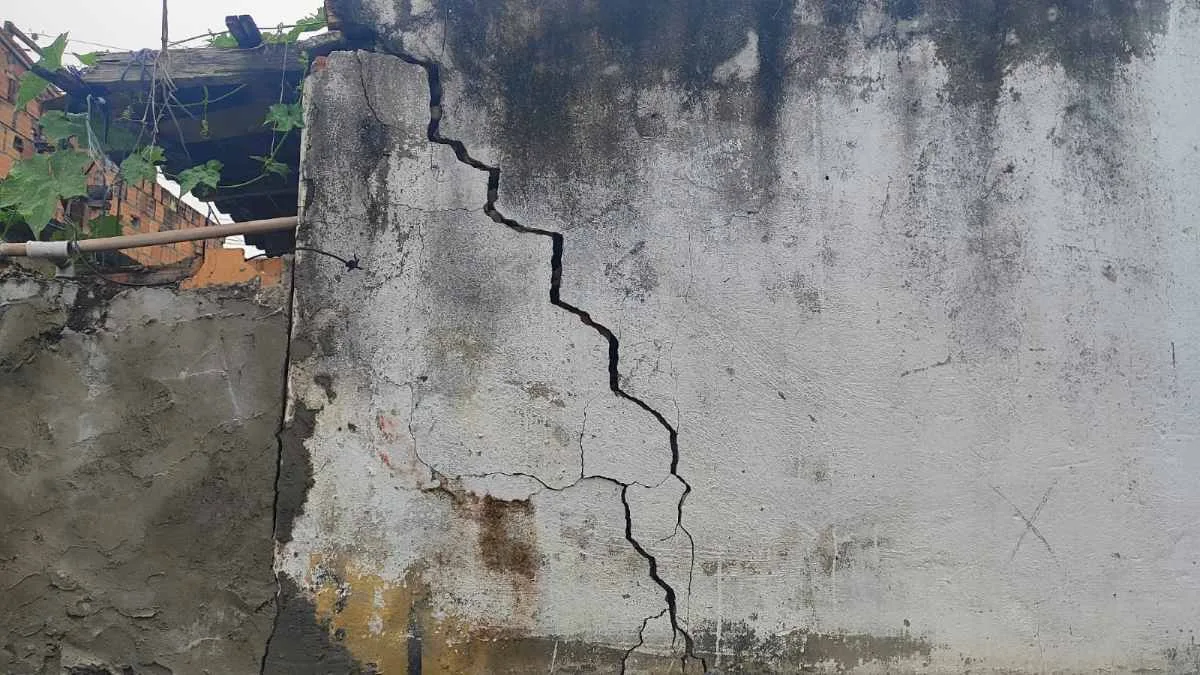 Moradores do bairro Tomba reclama de rachaduras causadas por córrego de esgoto