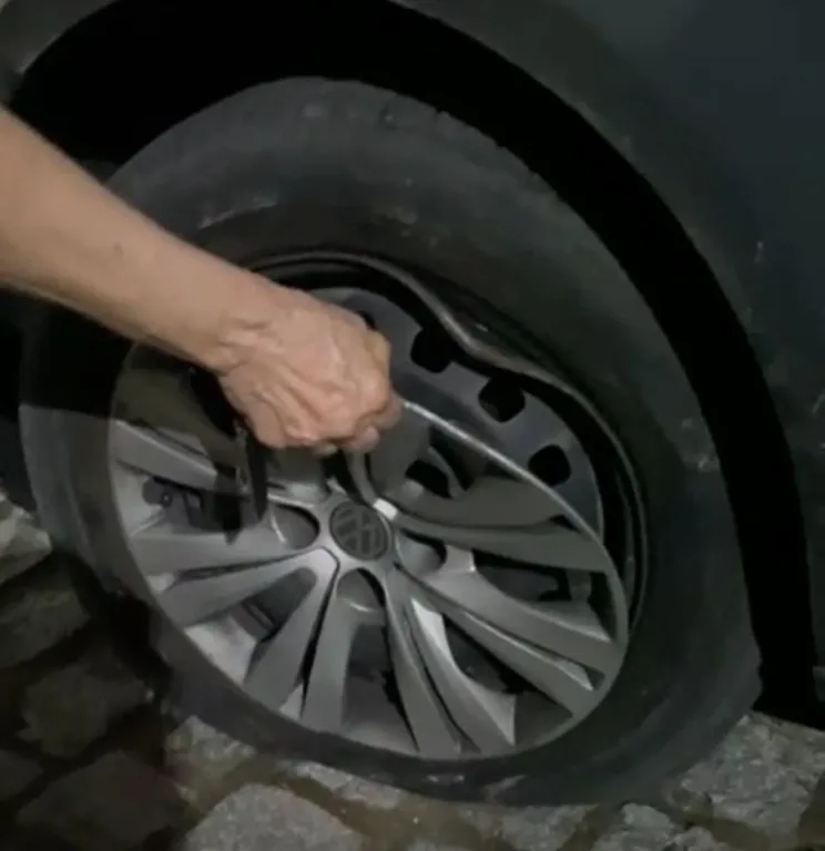 Veículos ficam presos em vala aberta por obra e trecho de rua é interditada no bairro SIM