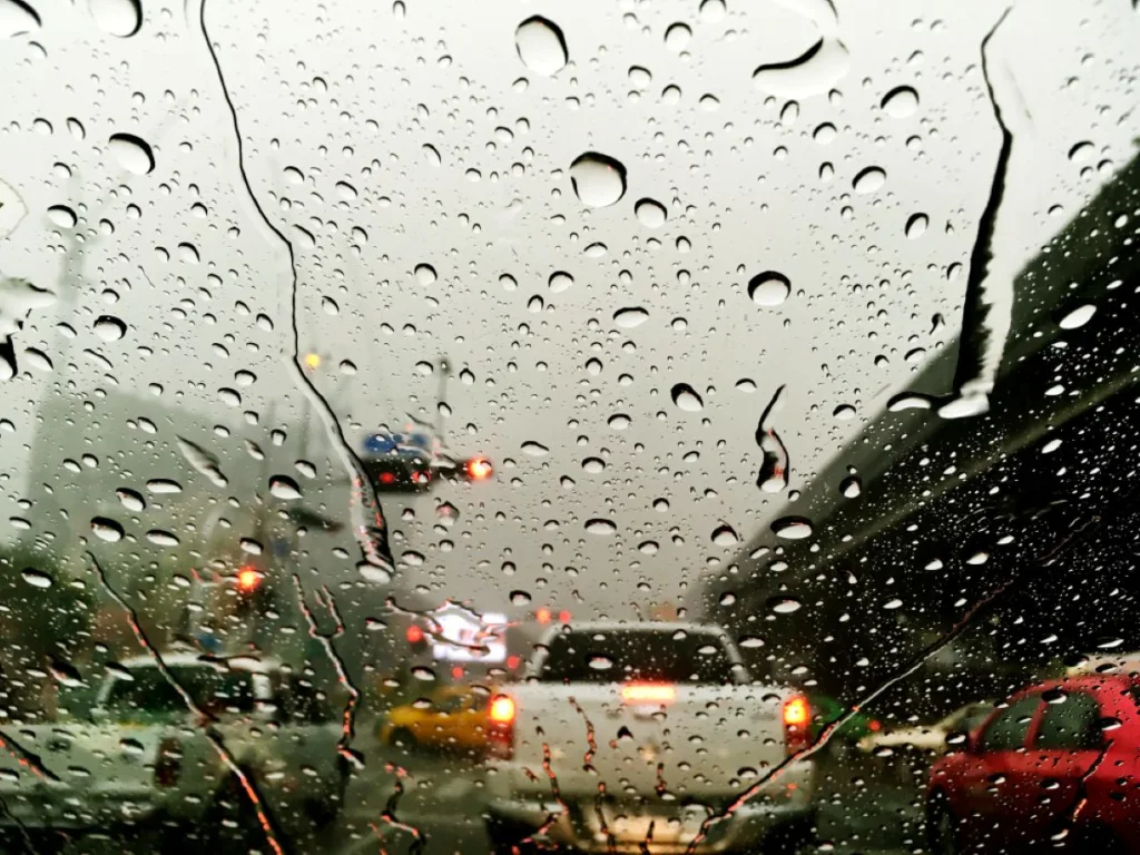 Chuva, trânsito, janela