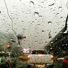 Chuva, trânsito, janela