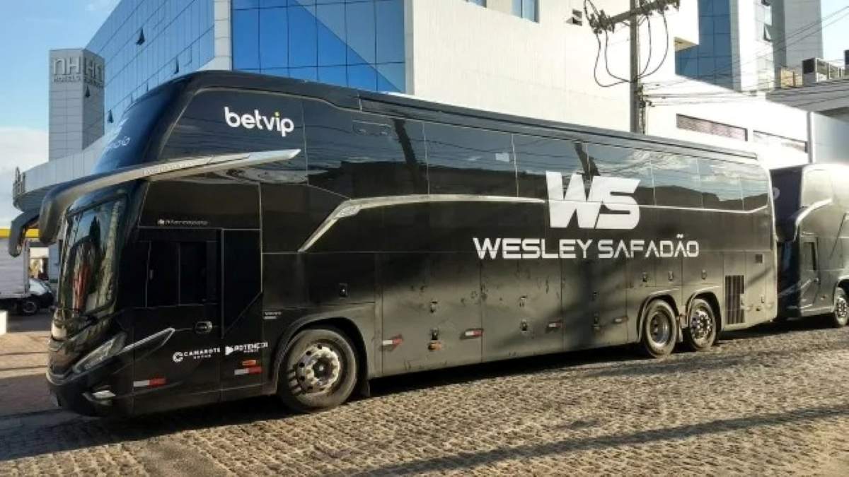 ônibus em frente a hotel
