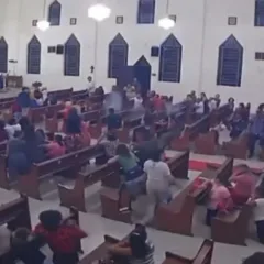 Rojão explode dentro de igreja e assusta fiéis durante missa em Itabela