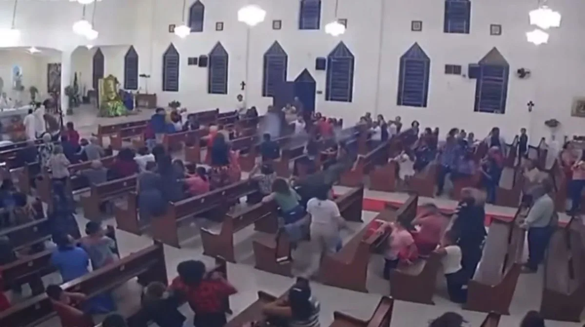 Rojão explode dentro de igreja e assusta fiéis durante missa em Itabela