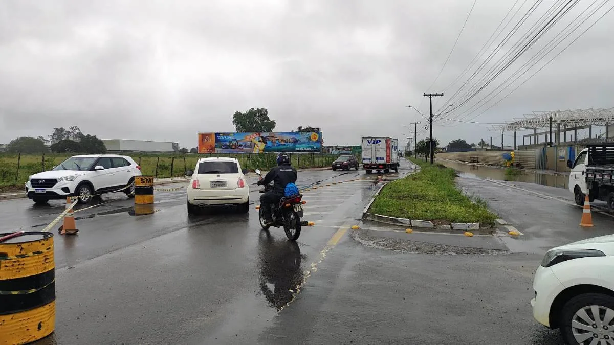 Veículos ficam presos em vala aberta por obra e trecho de rua é interditada no bairro SIM