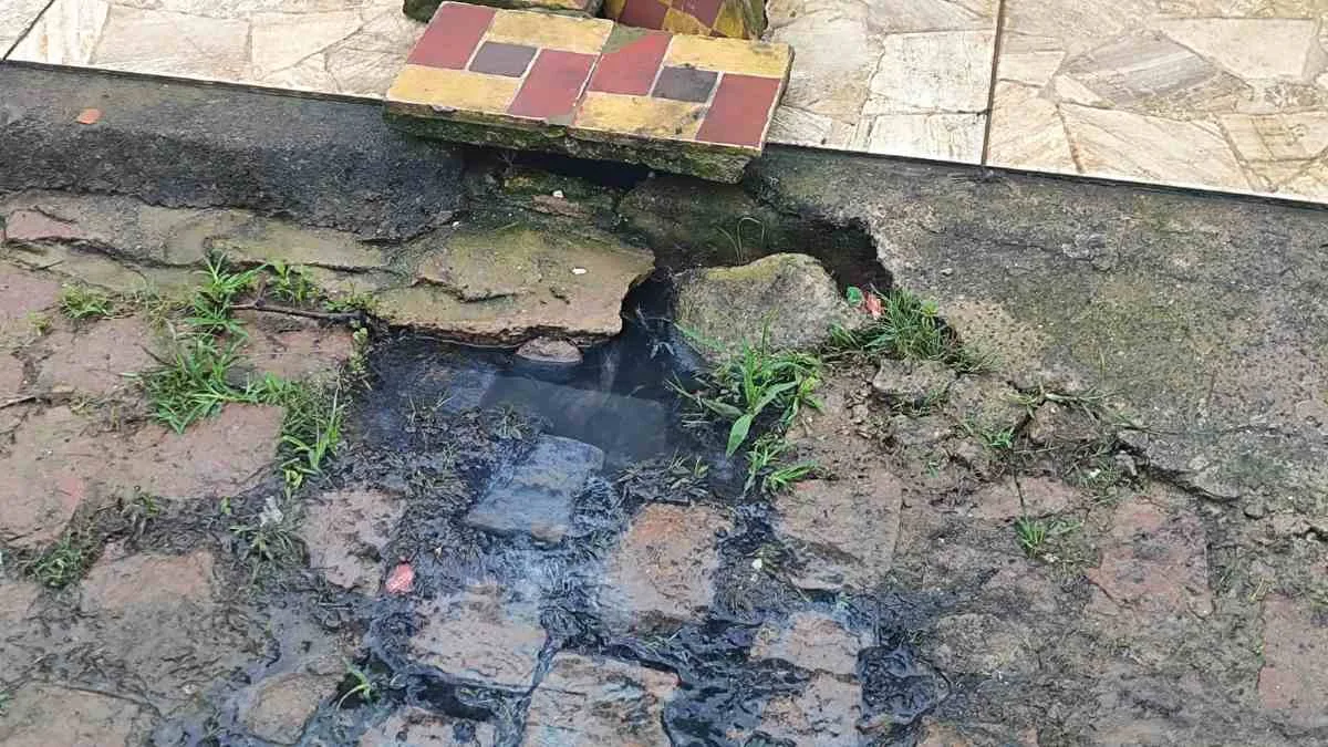 Moradores reclamam de esgoto a céu aberto em rua do bairro Conceição