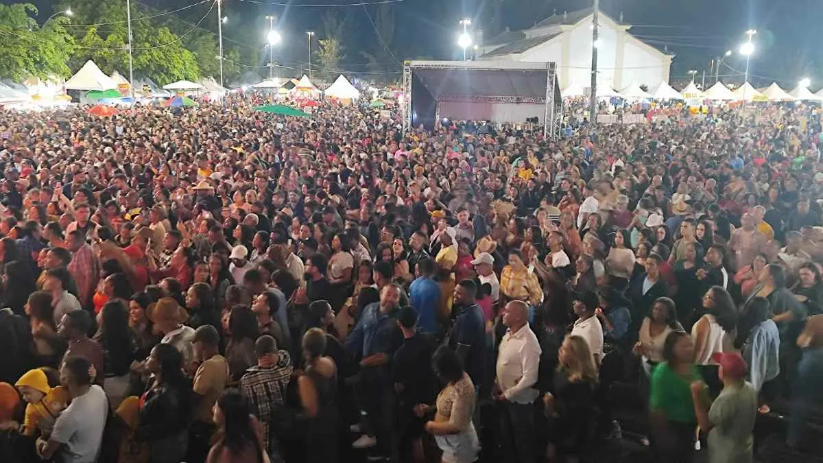Romantismo de Daniel e Saulo ao som do forró marcam a abertura do Arraiá de Feira de Santana