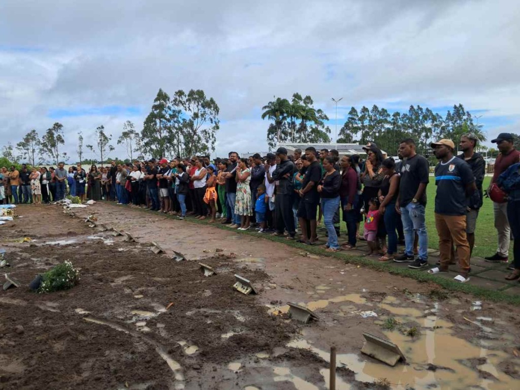 Sepultamento de Pai e filho mortos por descarga elétrica